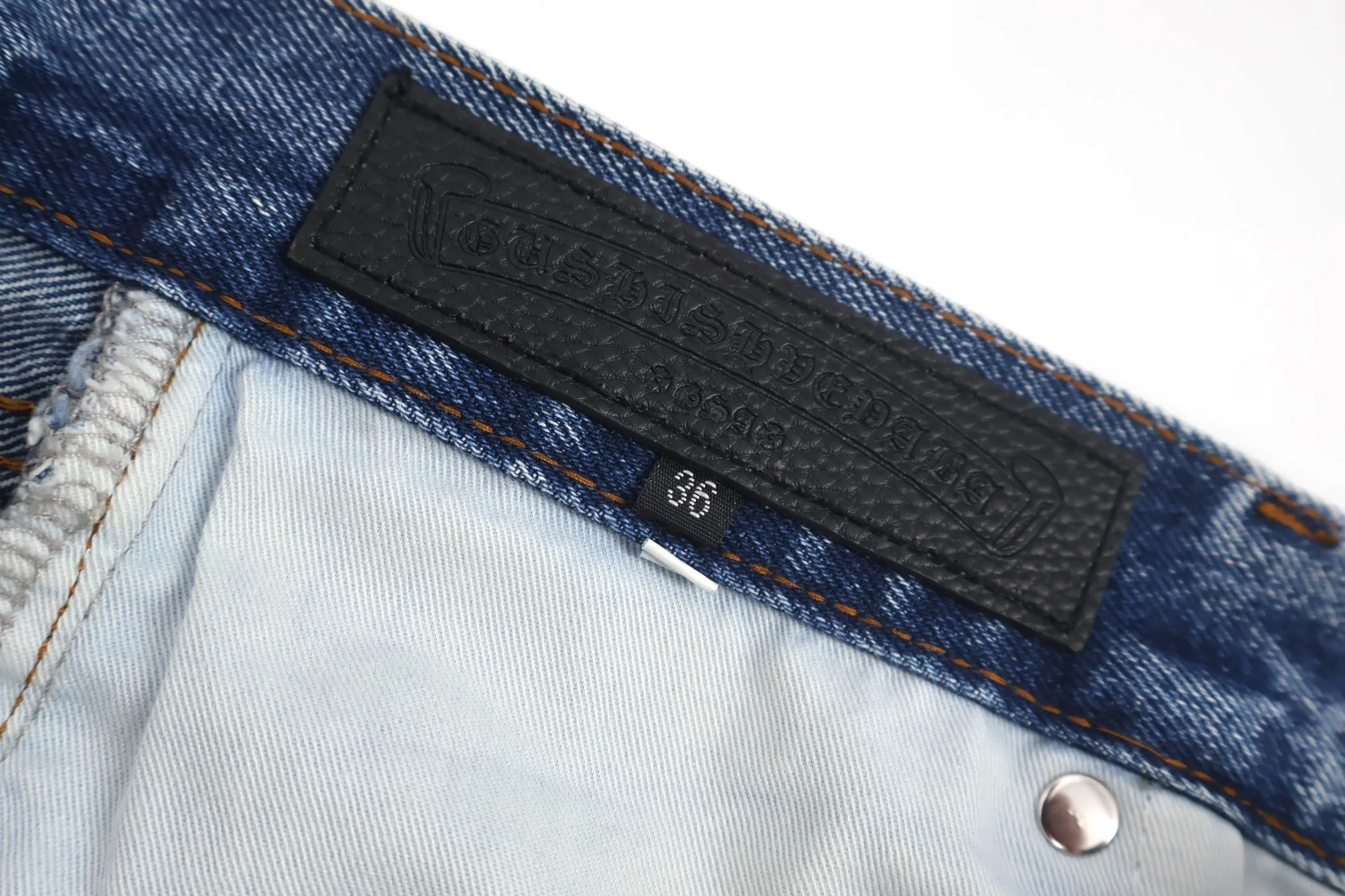 🅿️800 [Exclusive supply] CH Croix Heart Cow King jeans (blue) using genuine levis502 as the base plate, purchased the original version at 5W, heavily washed, frayed and distressed, customized cowhide cross, dyed and fixed to prevent color fading. Fully right-angle fit hand embroidery thread, a total of 5 small silver nails on the whole body, 1 silver medal, 5 Cross Scout flower buttons. The silver content is 85%. It is not made of 925 silver because the silver content is too high and it will easily turn black and oxidize, which affects the appearance. The printing adopts the garment screen water slurry printing process. Size:32/34/36/38